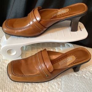 EUC Kenneth Cole Reaction Camel leather slip on heels
